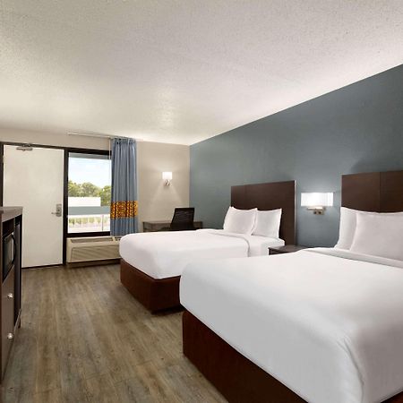 Baymont By Wyndham Wilmington Hotel Exterior photo