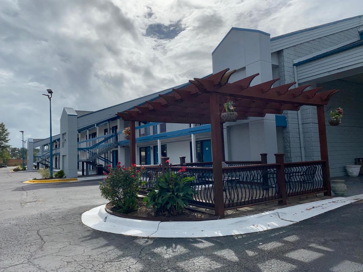 Baymont By Wyndham Wilmington Hotel Exterior photo