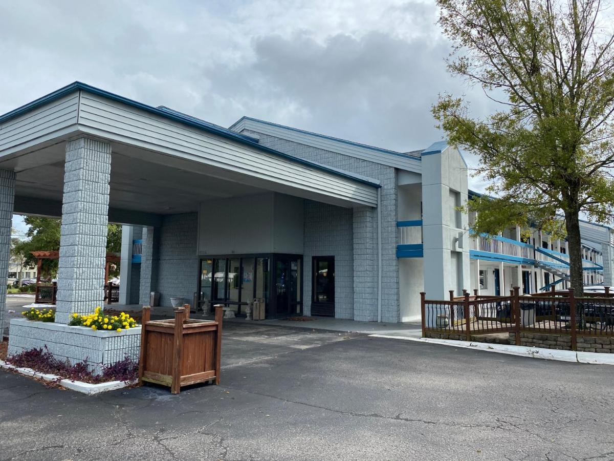 Baymont By Wyndham Wilmington Hotel Exterior photo