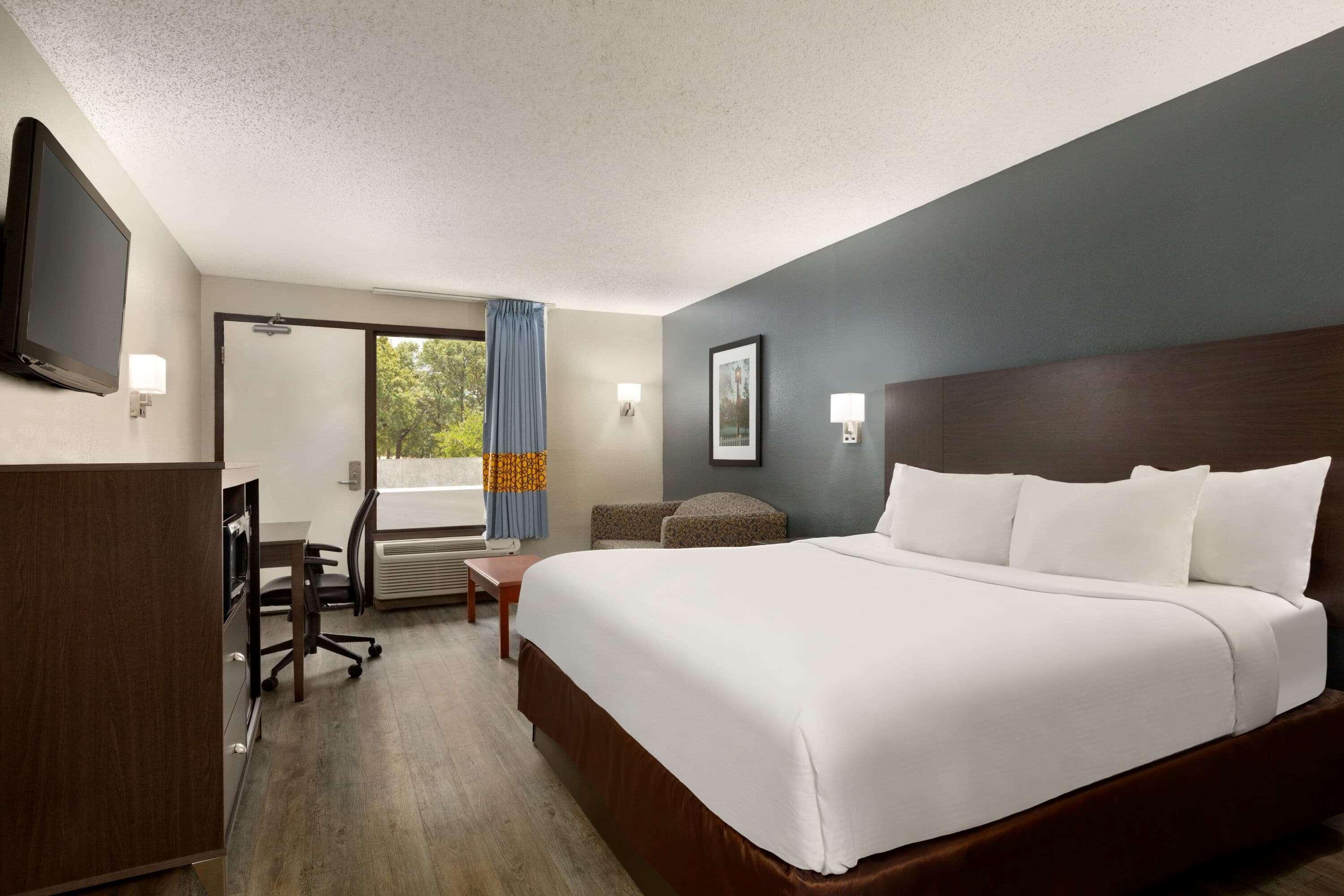 Baymont By Wyndham Wilmington Hotel Exterior photo