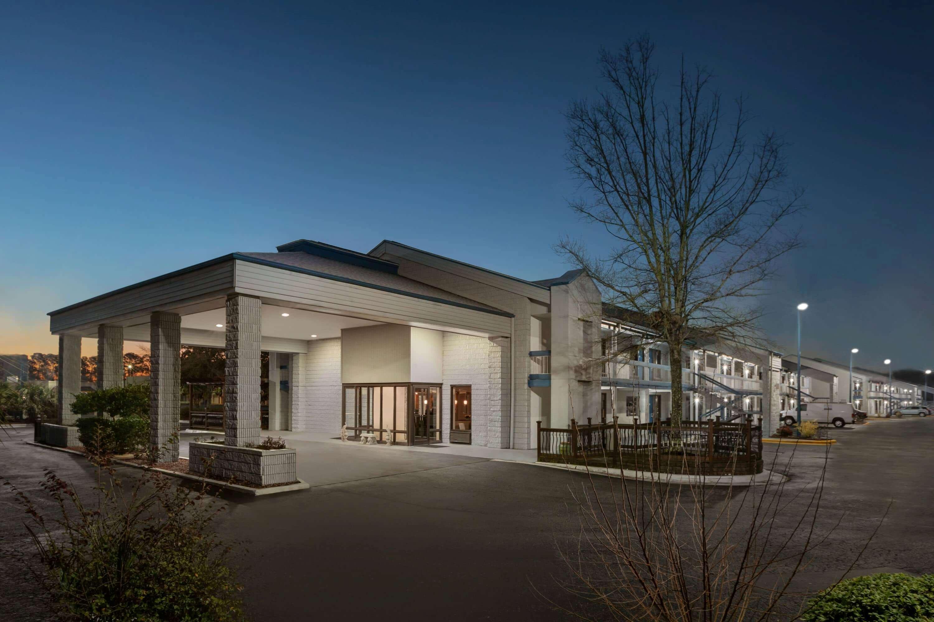 Baymont By Wyndham Wilmington Hotel Exterior photo