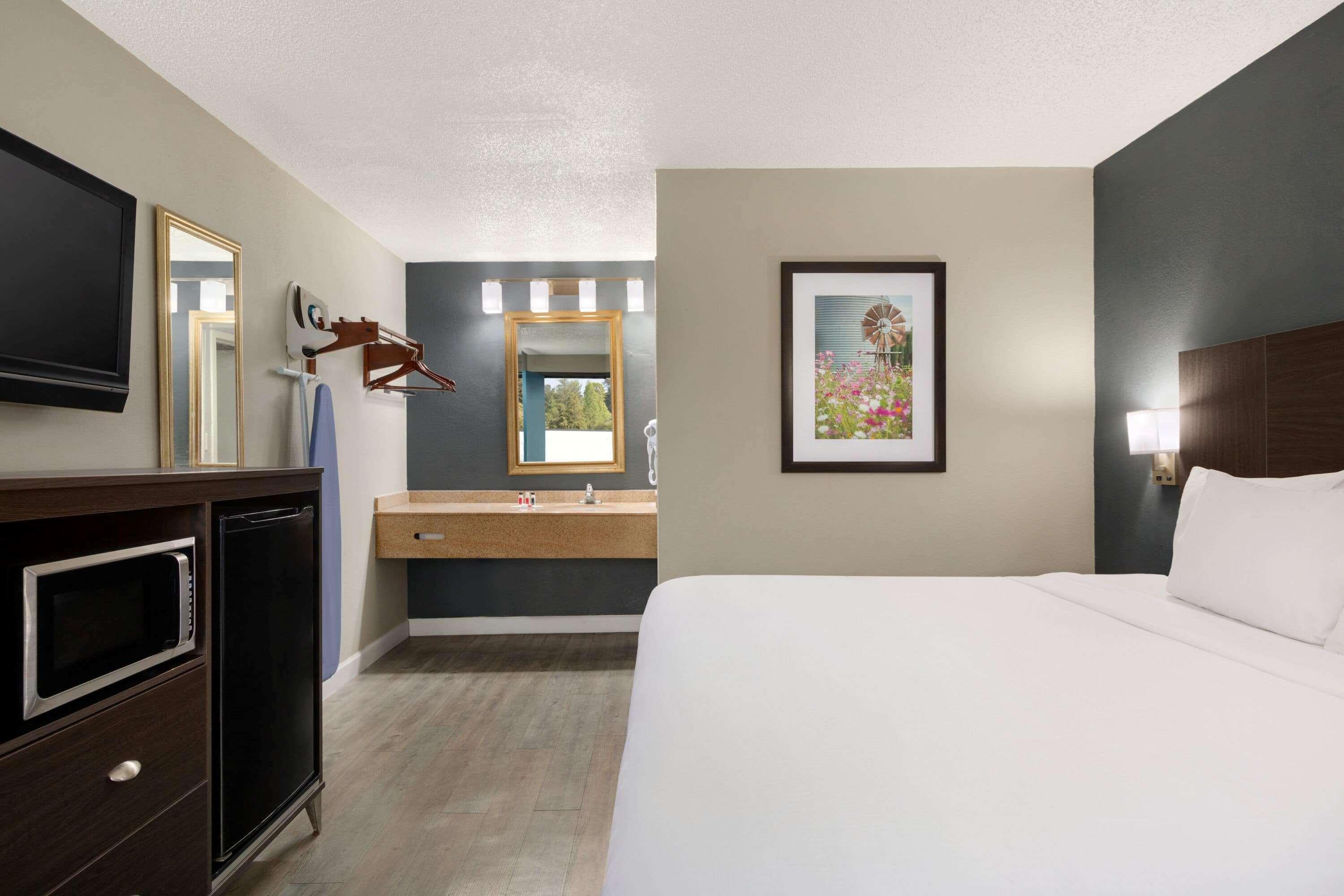 Baymont By Wyndham Wilmington Hotel Exterior photo
