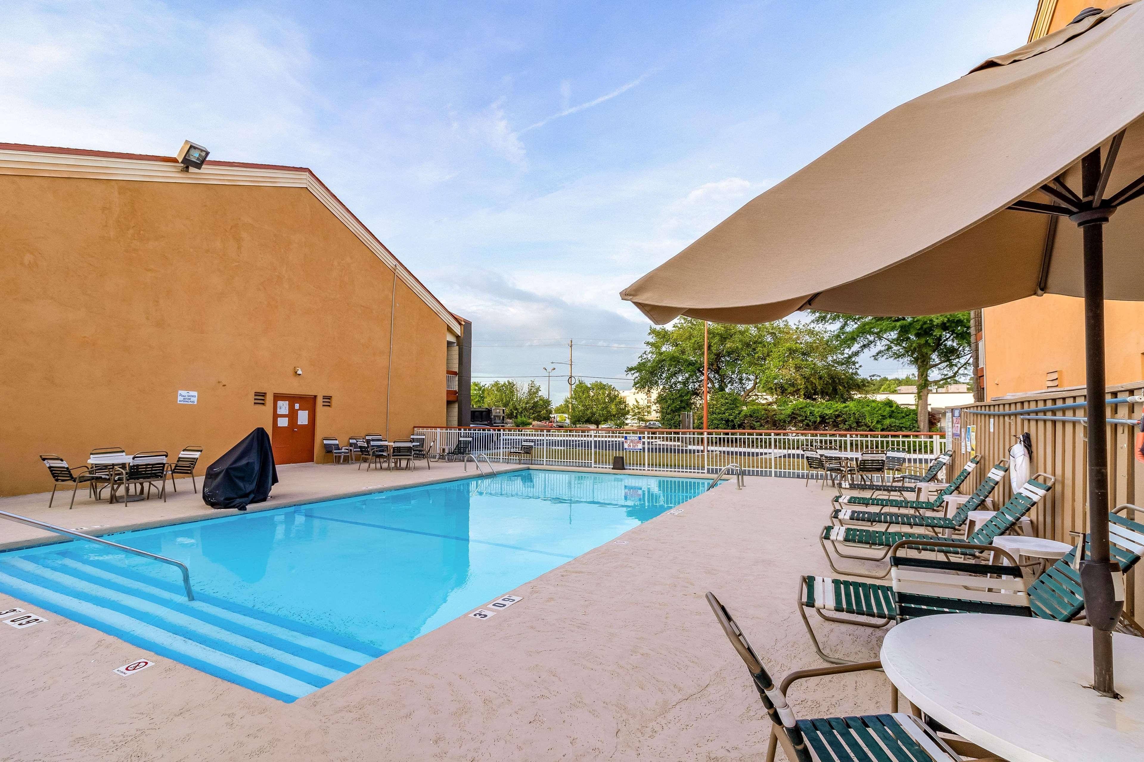 Baymont By Wyndham Wilmington Hotel Exterior photo